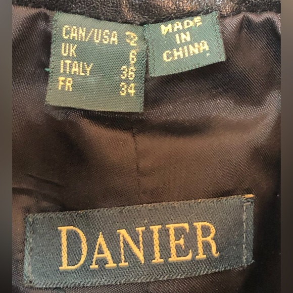 Woman Danier Leather pants: circ: 25,5", across: 12,5"
OL: 42,5" inseem: 31" - Picture 4 of 7